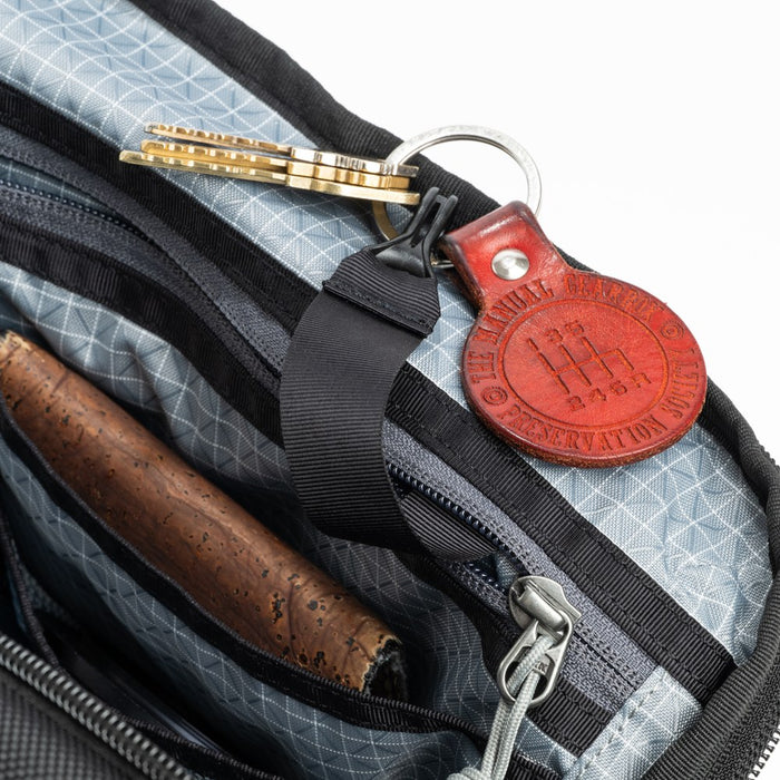 ThinkTANKphoto エアポート エッセンシャルズ ローリング バックパック ブラック Airport Essentials Rolling Backpack Black